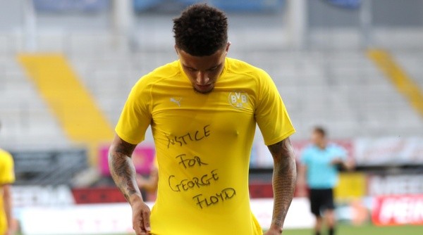 En el último duelo del Borussia Dortmund, Jadon Sancho mostró su apoyo a la lucha contra el racismo y pidió justicia para la muerte de George Floyd a manos de la policia estadounidense. Foto: Getty Images