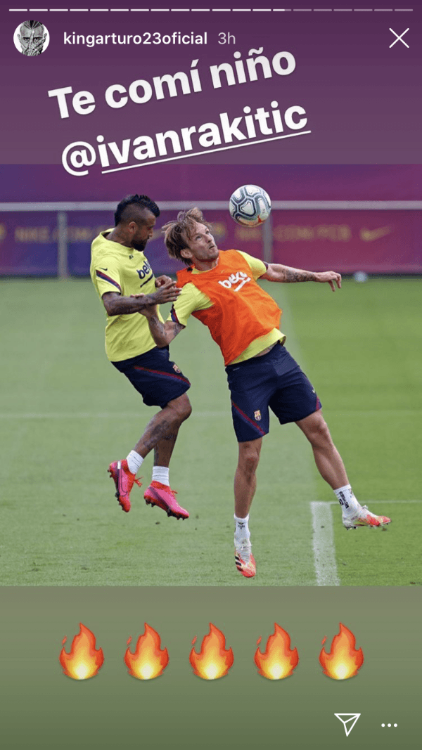 Arturo Vidal hizo eco del cabezazo que le ganó a Ivan Rakitic en el último entrenamiento del Barcelona. Foto: Instagram