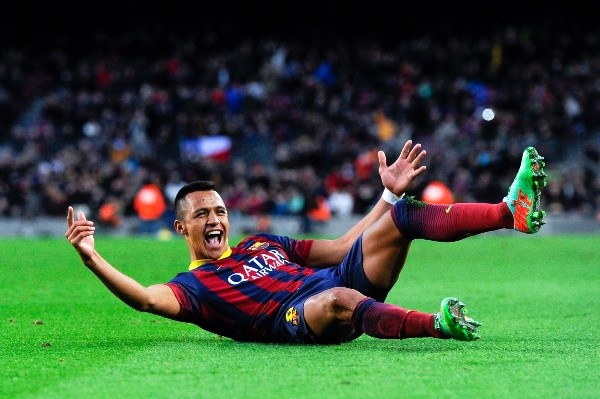 Alexis Sánchez siendo feliz en Barcelona