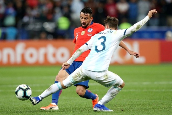Mauricio Isla jugando por la selección chilena ante Argentina - Getty