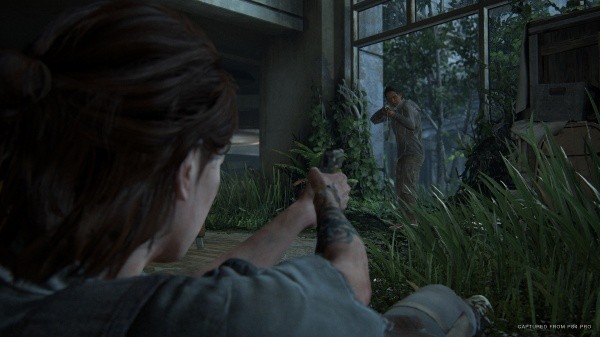 Ellie dispara desde el suelo en TLOU 2