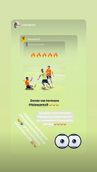 Arturo Vidal bromeó con Luis Suárez y su amague en el último entrenamiento del Barcelona.