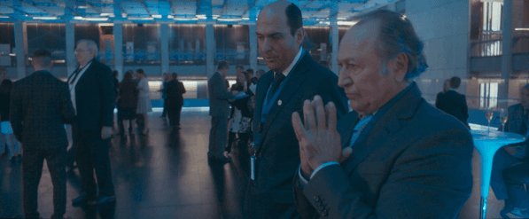 Sergio Jadue (Andrés Parra) conversa con Joseph Blatter en “El Presidente”.
