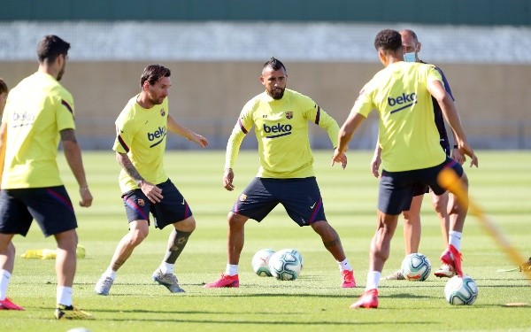 Vidal y el Barcelona en el regreso a los entrenamientos para completar La Liga.