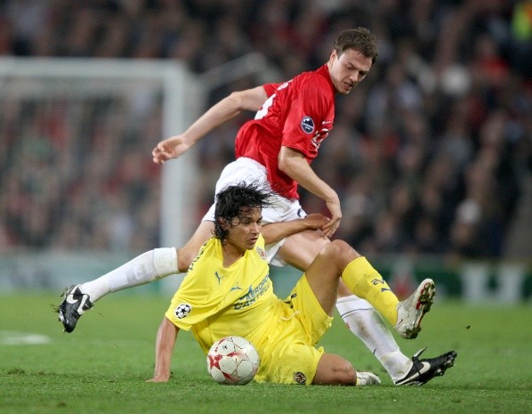 Matías Fernández enfrentando al Manchester United (Getty Images)