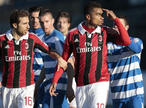 Kevin-Prince Boateng y el Milan se retiran del campo por insultos racistas.
