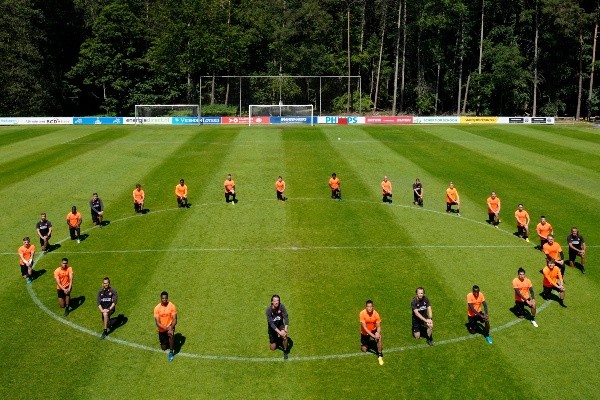 El PSV se manifiesta en contra del racismo antes de comenzar una práctica (Getty Images)