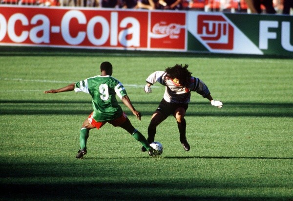 Higuita y su error ante Roger Milla en el Mundial de Italia 1990 (Getty Images)
