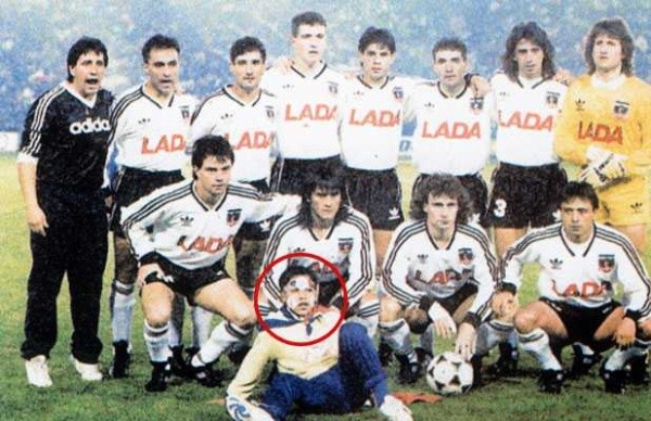 El hincha fantasma posó junto al plantel de Colo Colo que más tarde se coronaría campeón de la Copa Libertadores de América. Foto: Archivo