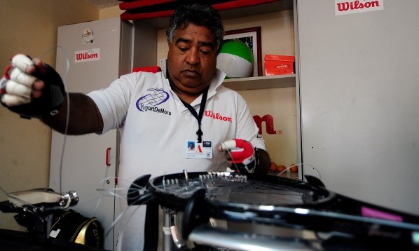 Durante más de dos décadas, Exequiel Carvajal se ha encargado de las raquetas de los mejores tenistas de nuestro país. Uno de ellos es Marcelo Ríos, quien estuvo muy preocupado por su lucha contra el coronavirus. Foto: Agencia Uno