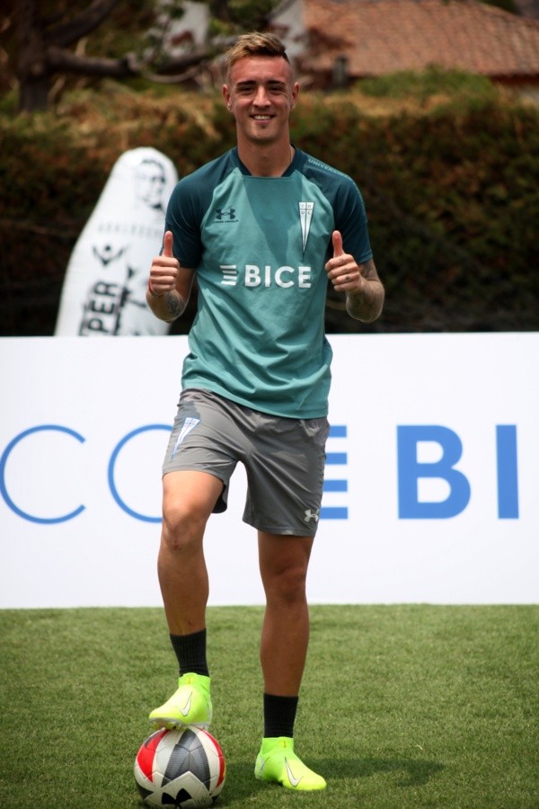 Astaburuaga en su presentación como refuerzo de la Católica.