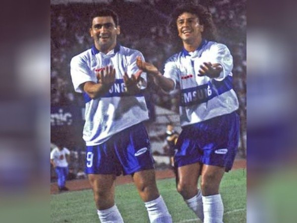 Gorosito junto al Beto Acosta jugando por la UC en la década de 1990