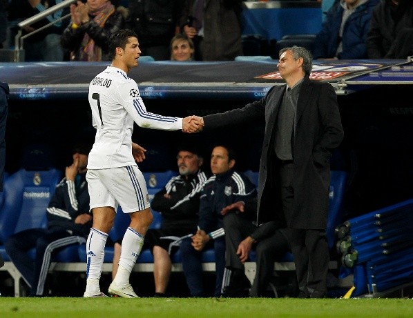 Ronaldo saluda a Mourinho después de un cambio (Getty Images)