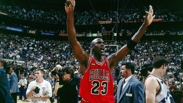Michael Jordan dejó la postura neutral que lo caracterizaba y comenzó a sacar la voz y a realizar donaciones en favor del pueblo afroamericano