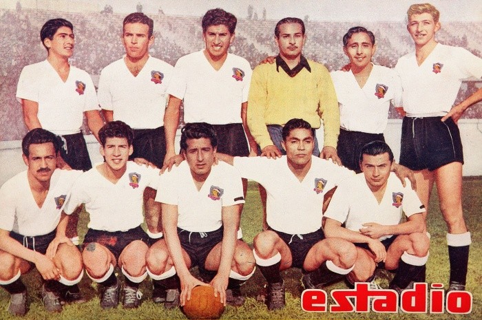 Misael Escuti aparece con camiseta amarilla y pantalones oscuros en una formación de 1952 (Revista Estadio)