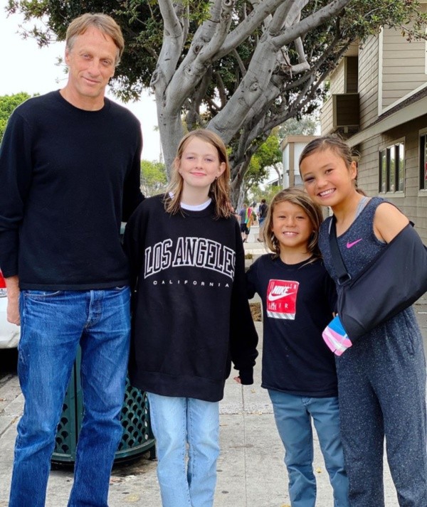Tony Hawk, leyenda del skate, llevó a la deportista Sky Brown a comer helado para ayudarla en su recuperación tras un duro accidente