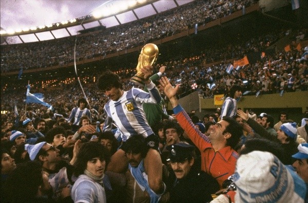 Esa noche en el Monumental de Buenos Aires, Argentina conquistaría su primer título mundial, al mismo tiempo en que se vivía una dictadura al otro lado de la cordillera. (Foto: Getty)