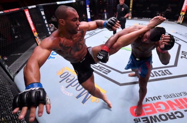 Devin Clark se está luciendo ante Alonzo Menifield en el UFC 250. Getty Images