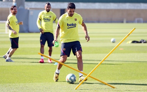 Luis Suárez entrena junto al resto de sus compañeros del Barcelona.
