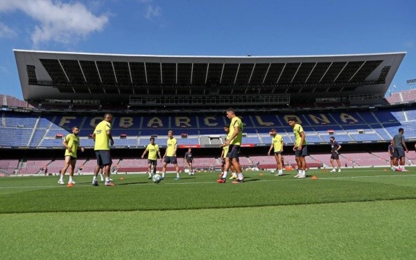 El King y el plantel culé regresaron a entrenar en el Camp Nou