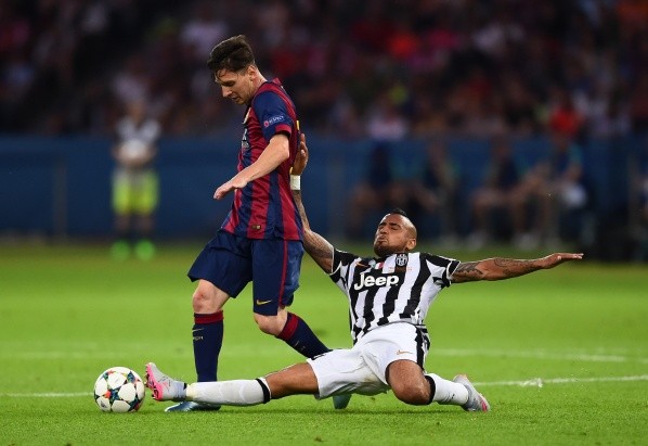 Vidal barriéndose contra Lionel Messi