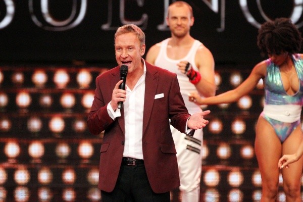 El estelar conducido por Martín Cárcamo volvió “renovado” tras dos meses. Y aunque se han seguido los protocolos sanitarios, la gente en redes sociales no le ha perdonado regresar en plena cuarentena total y cuando los casos y fallecidos por Covid-19 están en su punto más alto. (Foto: Twitter Bailando por un sueño)