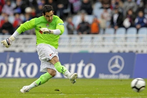 Claudio Bravo metió un zapatazo por debajo de la barrera para anotar un gol histórico para la Real Sociedad. Foto: Archivo