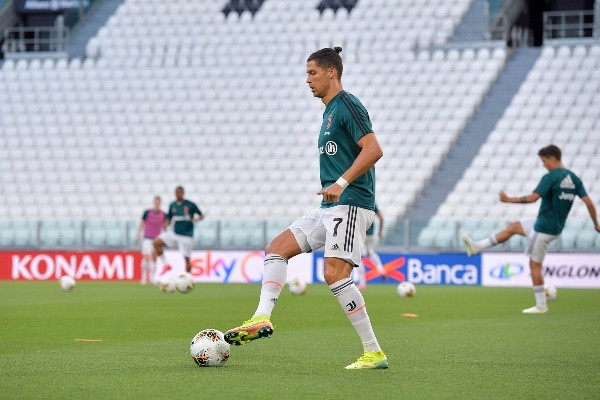 El portugués Cristiano Ronaldo fue captado entrenando con botines modificados al estilo del rugby para mejorar el grip e incrementar su velocidad