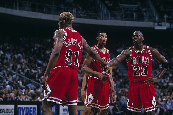Dennis Rodman fue un compañero clave para que los Chicago Bulls de Michael Jordan y Scottie Pippen consiguieran el histórico tricampeonato del 96′, 97′ y 98′. Foto: Getty Images
