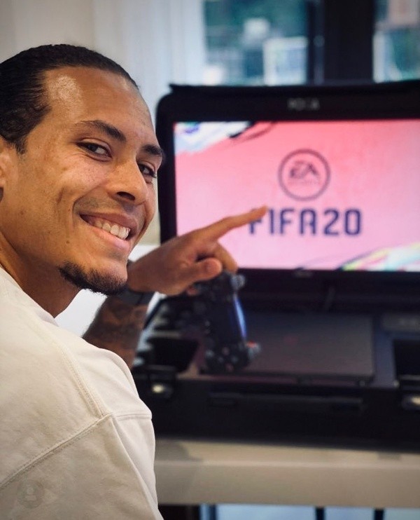 Van Dijk y su PlayStation portátil