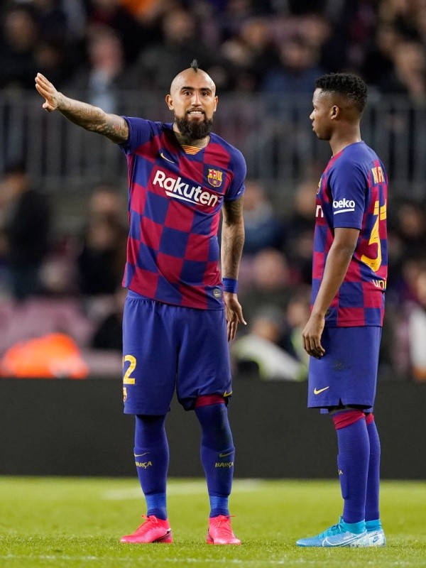 Arturo Vidal es uno de los jugadores que más cercano se ha mostrado a Ansu Fati desde su debut en el Barcelona. Foto: Getty Images