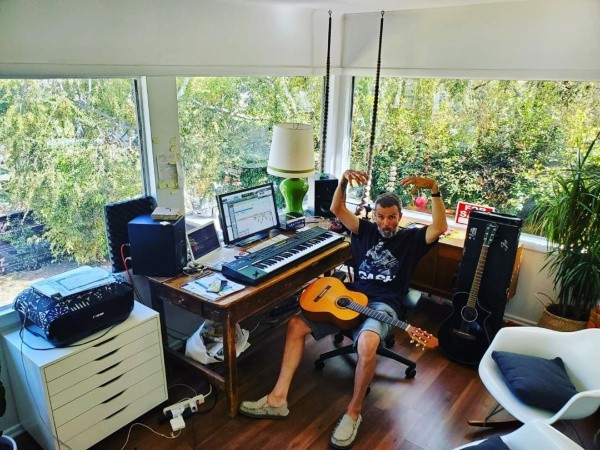 “En estos 2m2 se parió el que será el próximo disco de Jarabe de Palo”, contó Pau Donés sobre la creación de “Traga o Escupe”.