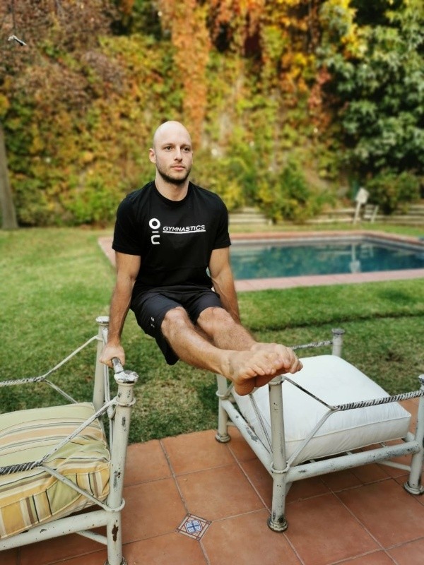 Juan Raffo es seleccionado chileno de gimnasia y estudiante de séptimo año de medicina, y se las ha ingeniado para entrenar durante la cuarentena