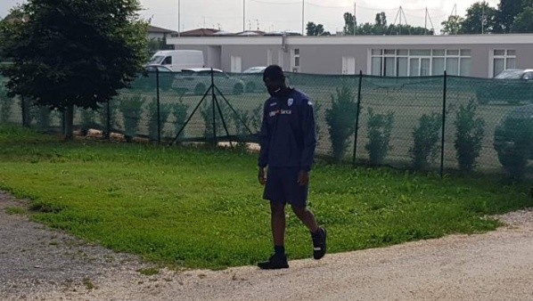 Balotelli vuelve a su auto luego de no poder ingresar al campo de entrenamiento (EFE)