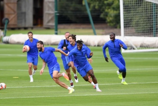 Kanté recibió autorización especial del Chelsea para entrenar en su casa por miedo al coronavirus, pero este martes se reintegró de lleno a las prácticas junto a los blues