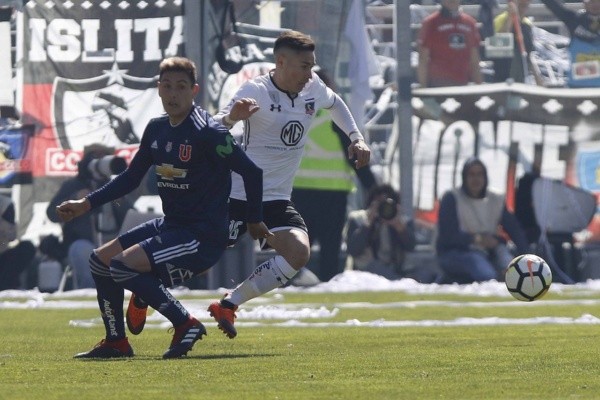 Matías Rodríguez jugando contra Colo Colo en el Monumental - AgenciaUno