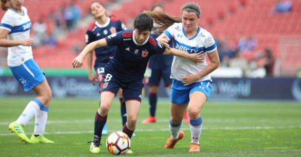 U. de Chile y Universidad Católica enfrentadas en el Campeonato Femenino 2019.