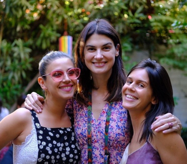 Karla Melo, Paloma Moreno y Carolina Varleta, las protagonistas de “Gemelas”.