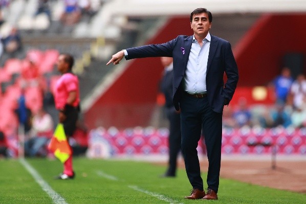 Gustavo Quinteros en la banca de los Xolos de Tijuana (Getty Images)
