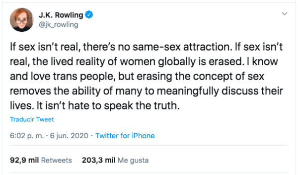 Uno de los mensajes por los que J.K. Rowling fue fustigada en Twitter.