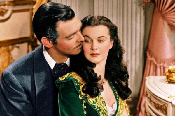 Clark Gable yVivien Leigh en “Lo que el viento se llevó”, que ya no se encuentra disponible en HBO Max.