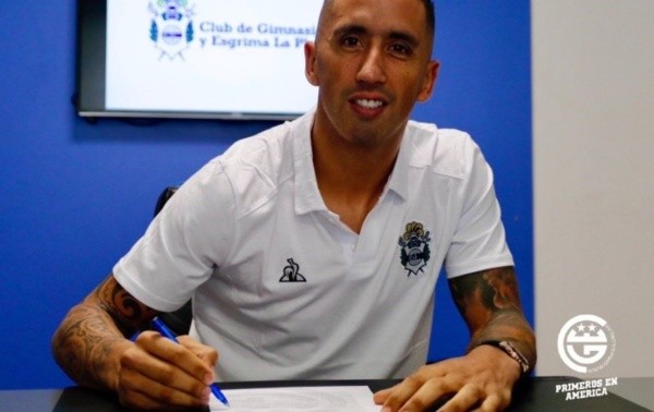 Lucas Barrios extendió su contrato con Gimnasia hasta junio de 2021.