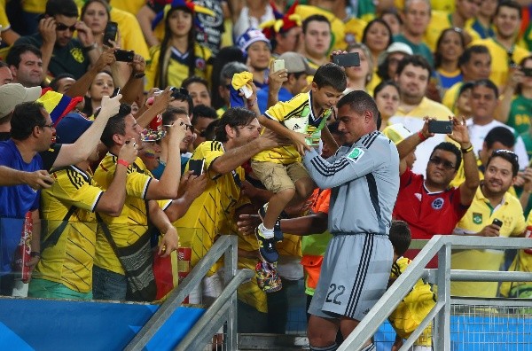 Mondragón con su hijo luego del duelo Colombia-Japón en el Mundial Brasil 2014 (Getty Images