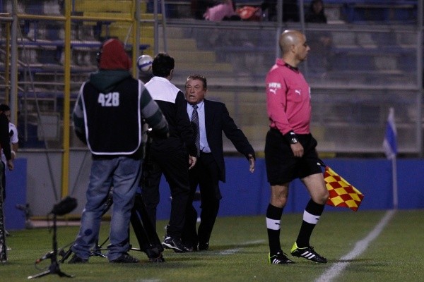 La personalidad y pasión de Clavito Godoy ha hecho que varios árbitros tengan que calmarlo durante los partidos. Foto: Agencia Uno