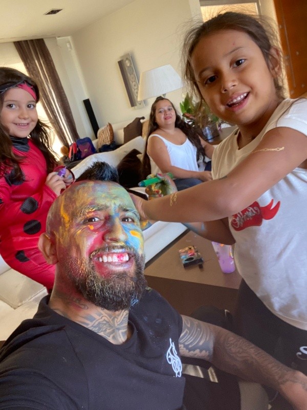 Los pequeños hicieron de las suyas con la cara del Rey Arturo