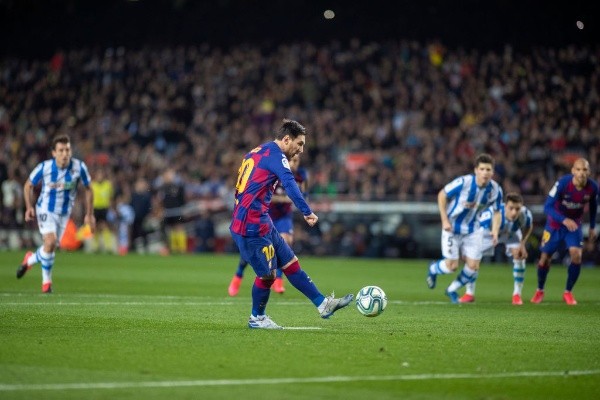 Lionel Messi pateando un penal para Barcelona - Getty