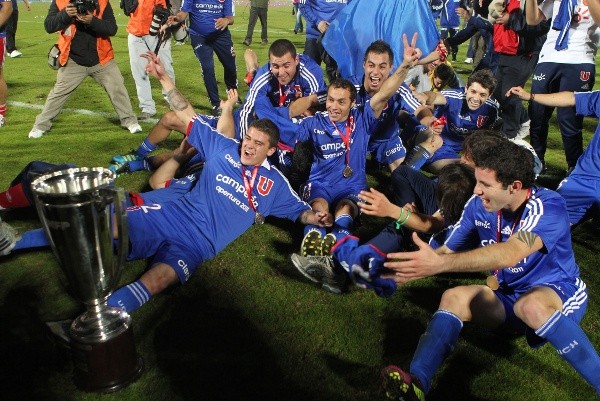 La alegría total del plantel azul luego de ganar el Apertura 2011 (Agencia Uno)