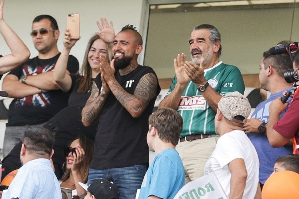 Arturo Vidal viendo un partido de Rodelindo Román - AgenciaUno