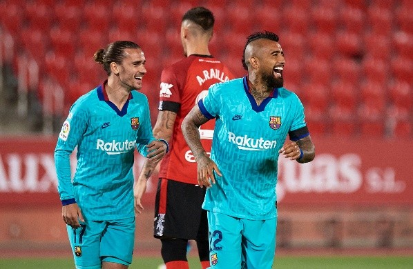 Arturo Vidal celebra junto a Antoine Griezmann (Getty Images)