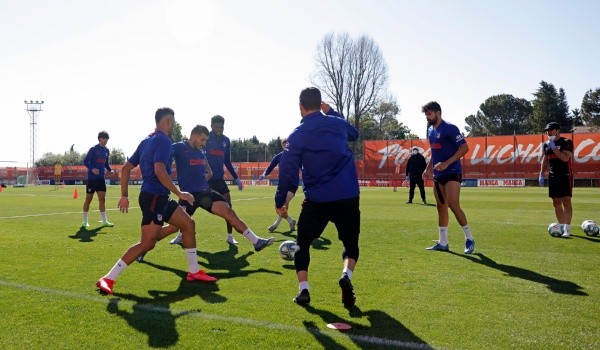 Los entrenamientos del Atleti ya se realizan con normalidad pensando en su redebut en La Liga, donde aun tienen bastante por lo que pelear en las 11 fechas que restan. (Foto: Getty)